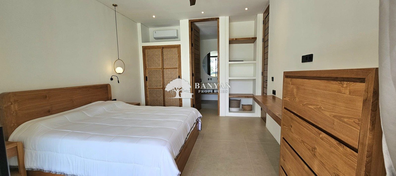 Villa Raptor - New 3 Bedroom Minimalist Luxury Villa in Singakerta — photo 12 of 37