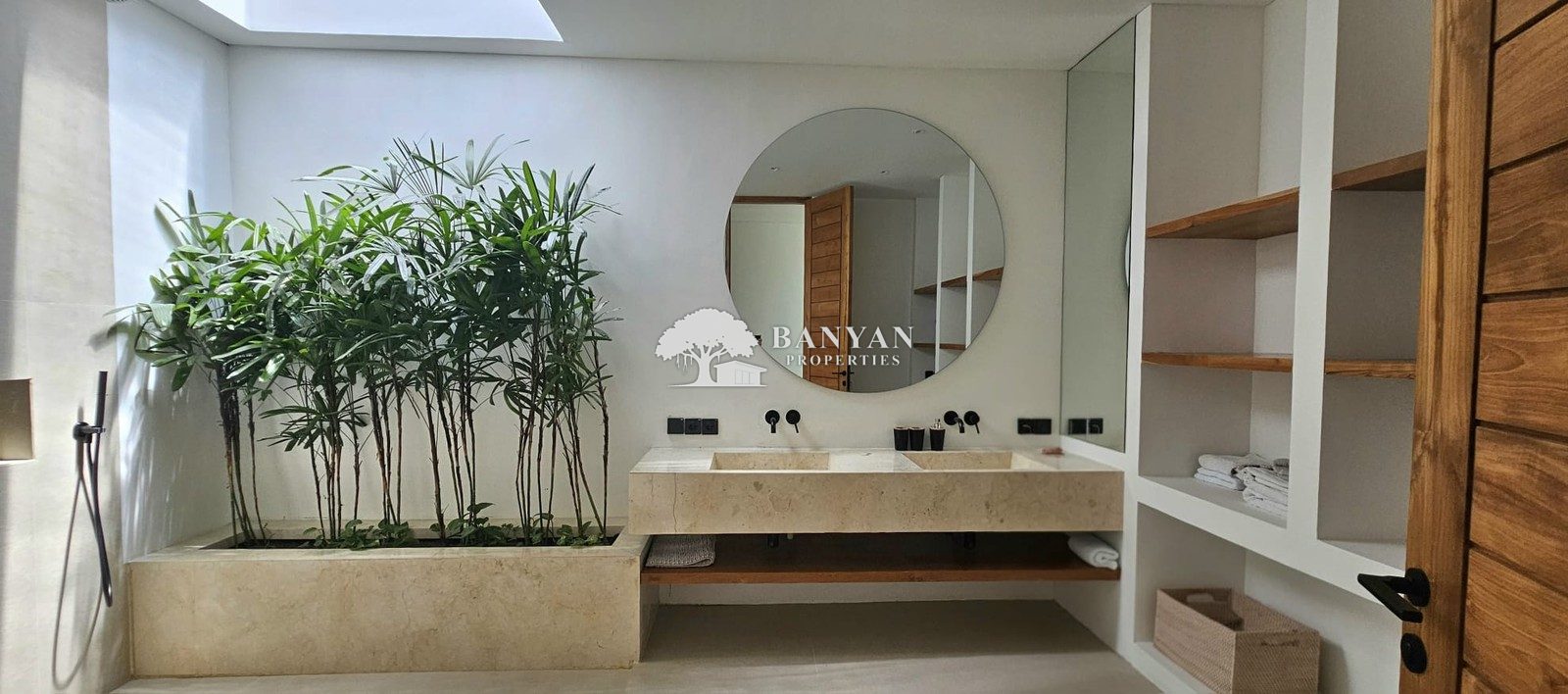 Villa Raptor - New 3 Bedroom Minimalist Luxury Villa in Singakerta — photo 14 of 37