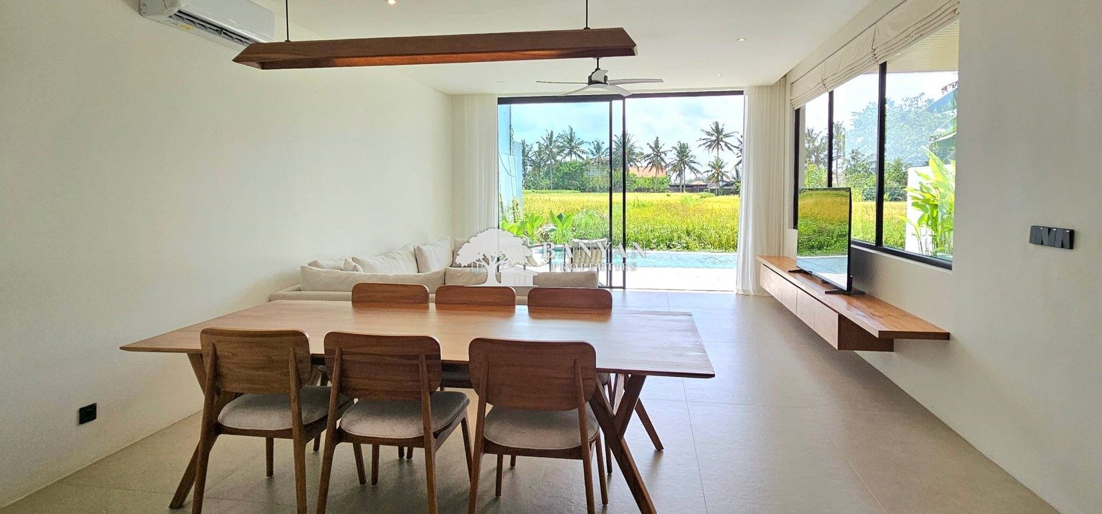 Villa Raptor - New 3 Bedroom Minimalist Luxury Villa in Singakerta — photo 27 of 37