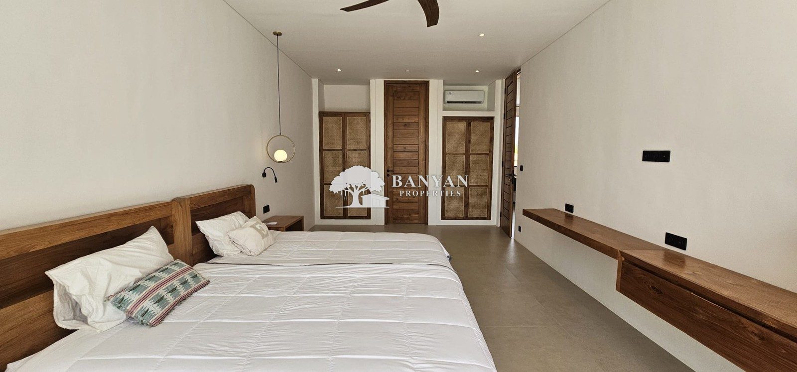 Villa Raptor - New 3 Bedroom Minimalist Luxury Villa in Singakerta — photo 3 of 37