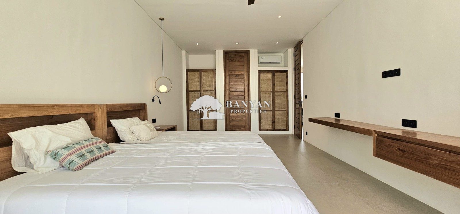 Villa Raptor - New 3 Bedroom Minimalist Luxury Villa in Singakerta — photo 30 of 37