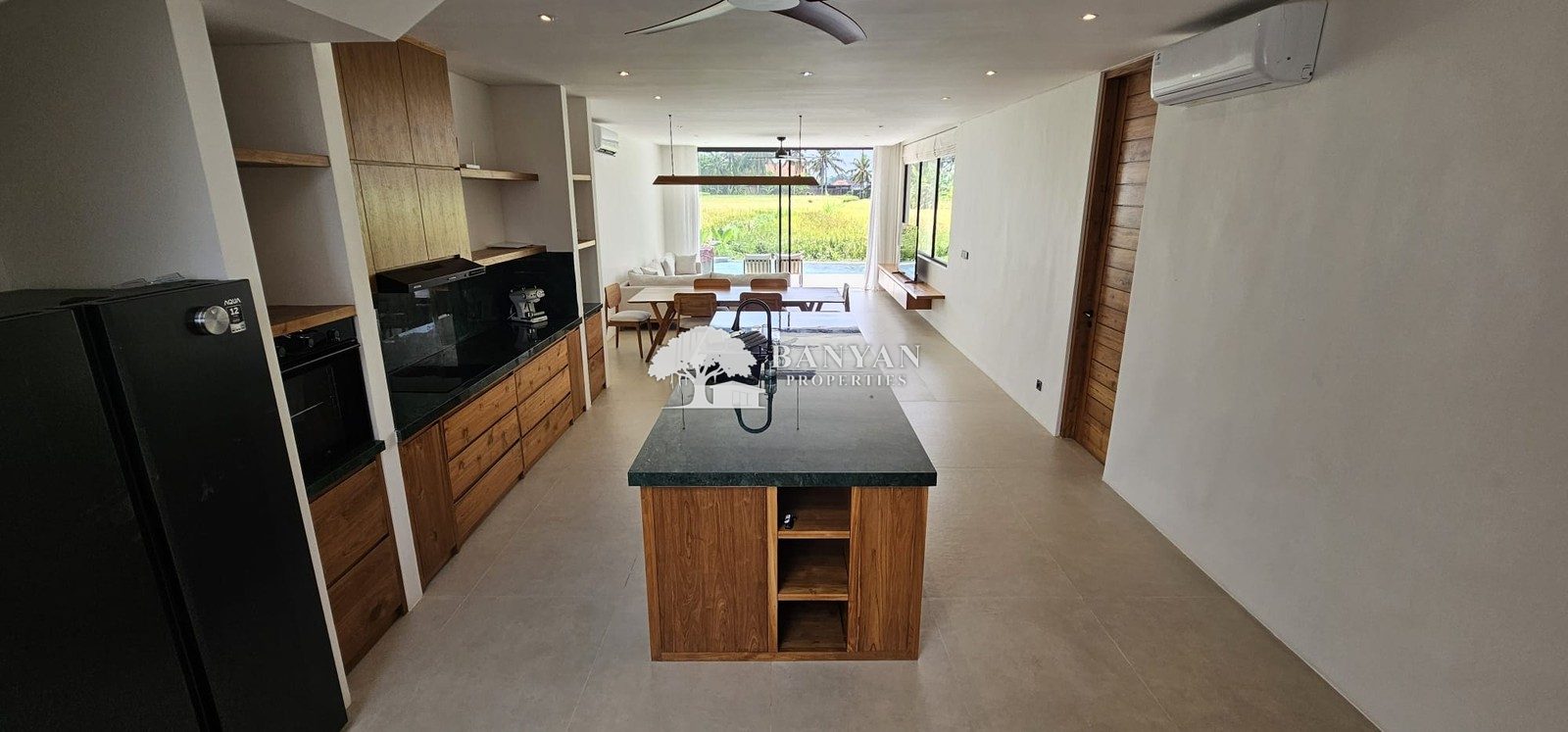 Villa Raptor - New 3 Bedroom Minimalist Luxury Villa in Singakerta — photo 34 of 37