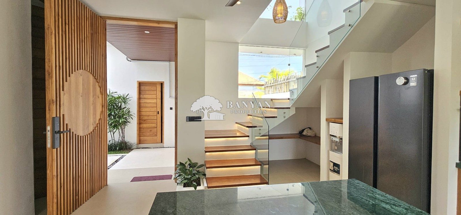 Villa Raptor - New 3 Bedroom Minimalist Luxury Villa in Singakerta — photo 7 of 37