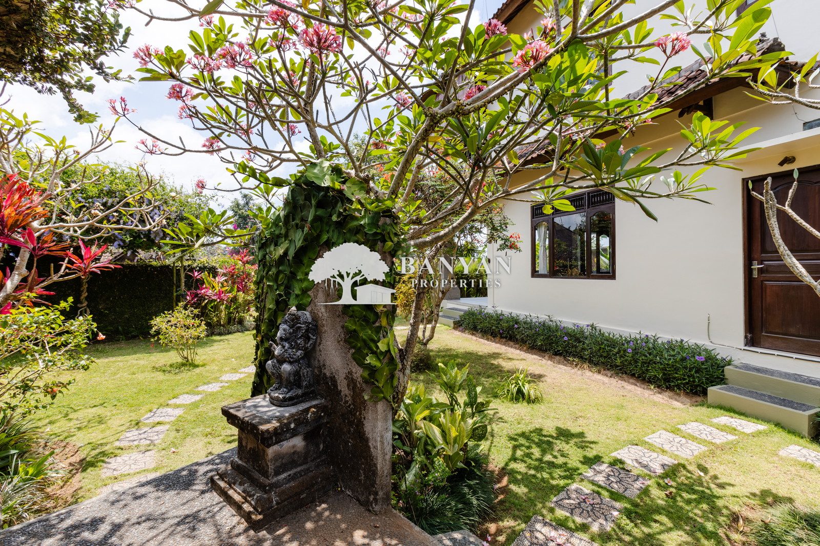 Villa Shanti Graha - Charming 2 Bedroom Villa with Ricefield View in Petulu — photo 30 of 34