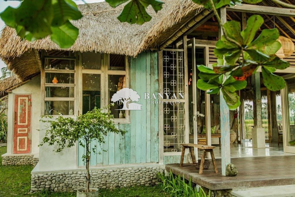 Charming Joglo House with Direct Rice Field Views and Lush Private Garden in Ubud, Bali — photo 3 of 11
