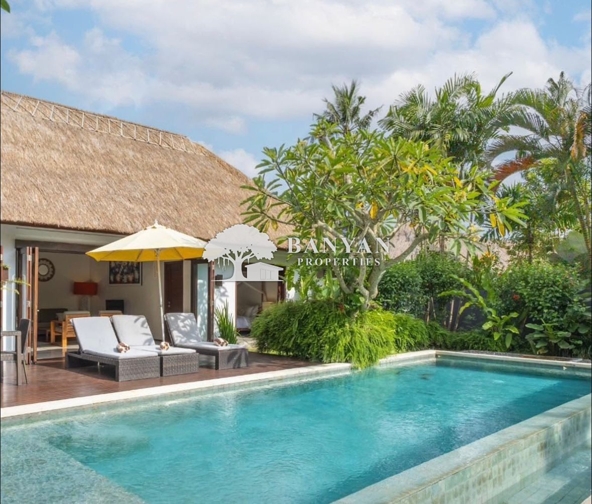 Spacious 3-Bedroom Balinese Villa with Private Pool and Jungle View — Peliatan, Ubud